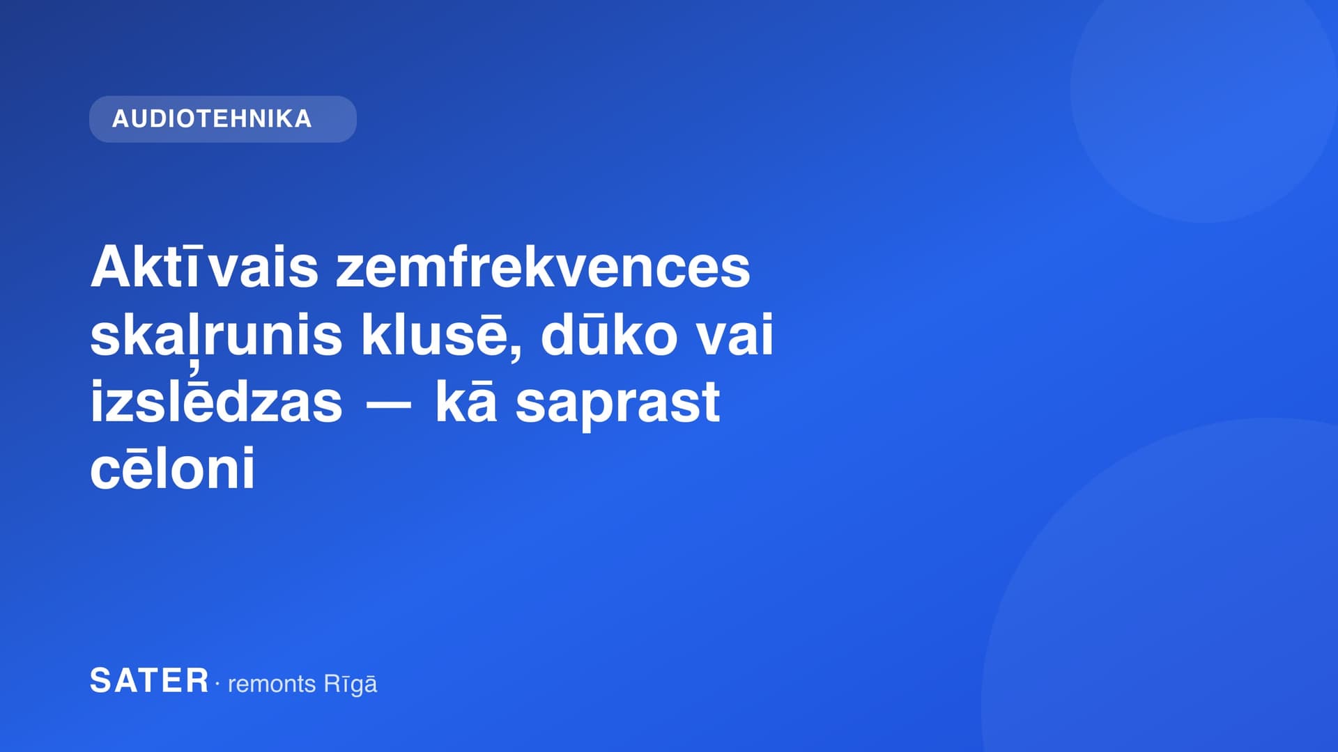 Aktīvais zemfrekvences skaļrunis ar pastiprinātāja plati uz darbgalda