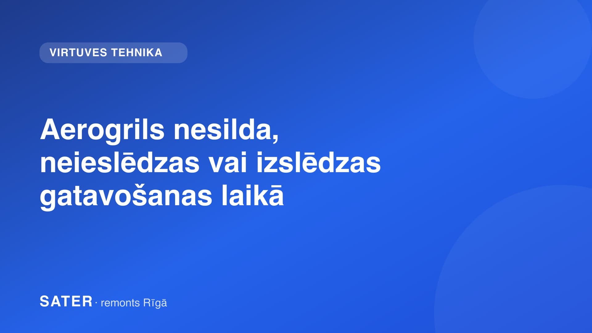 Karstā gaisa aerogrils uz virtuves letes ar izvilktu gatavošanas grozu