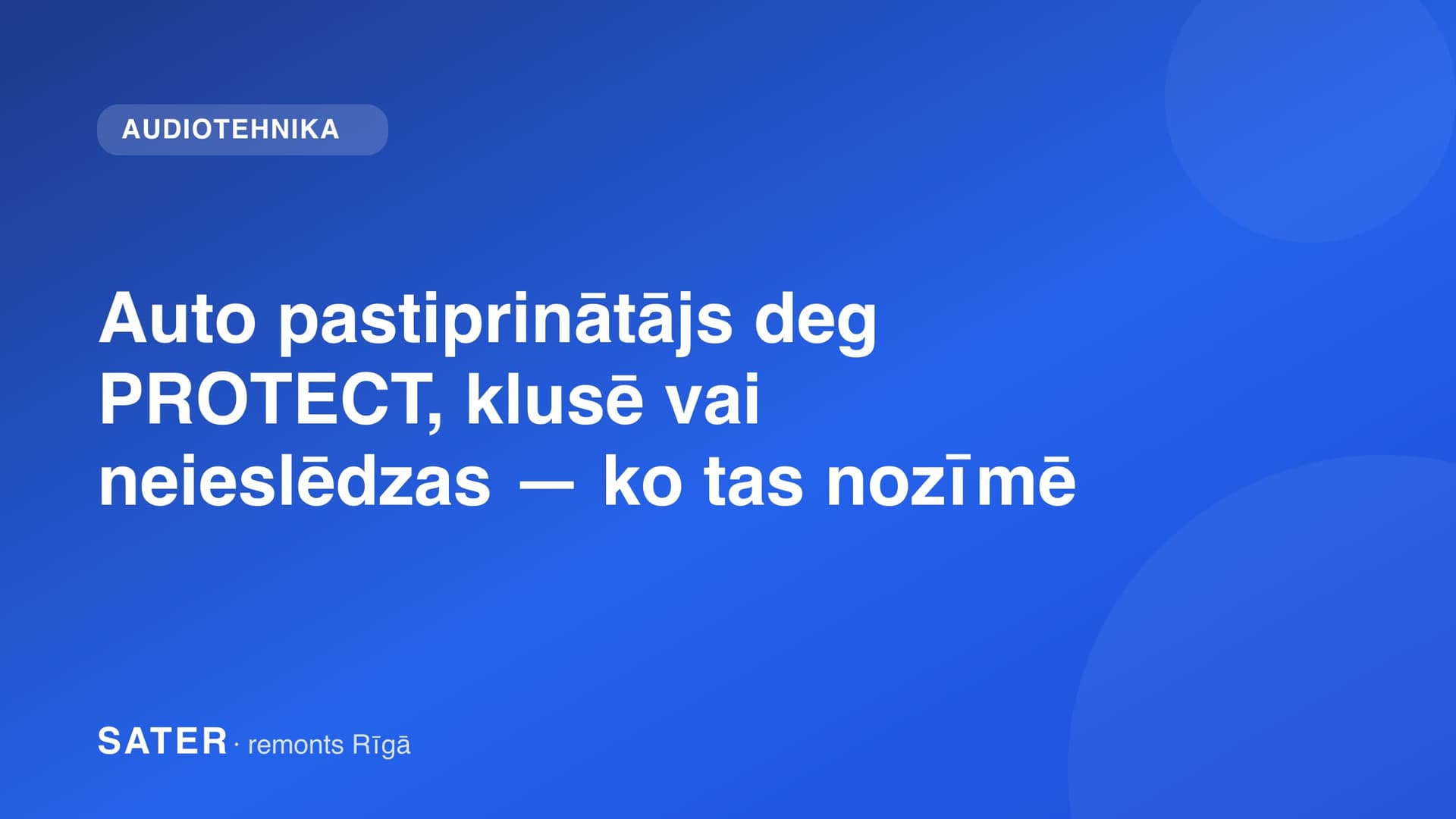 Auto skaņas pastiprinātājs ar degošu PROTECT indikatoru uz darbgalda