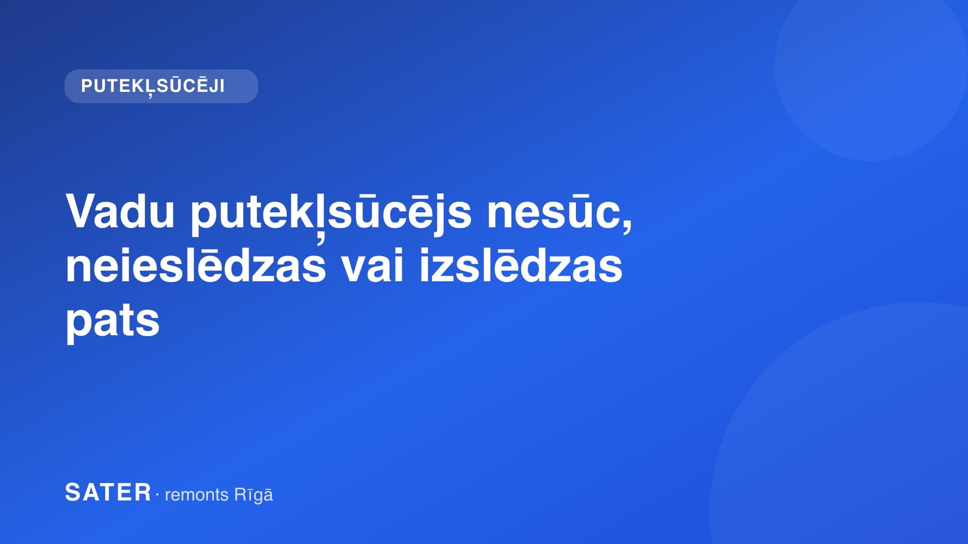 Vīrietis uzkopj grīdu ar vadu cilindra tipa putekļsūcēju dzīvoklī