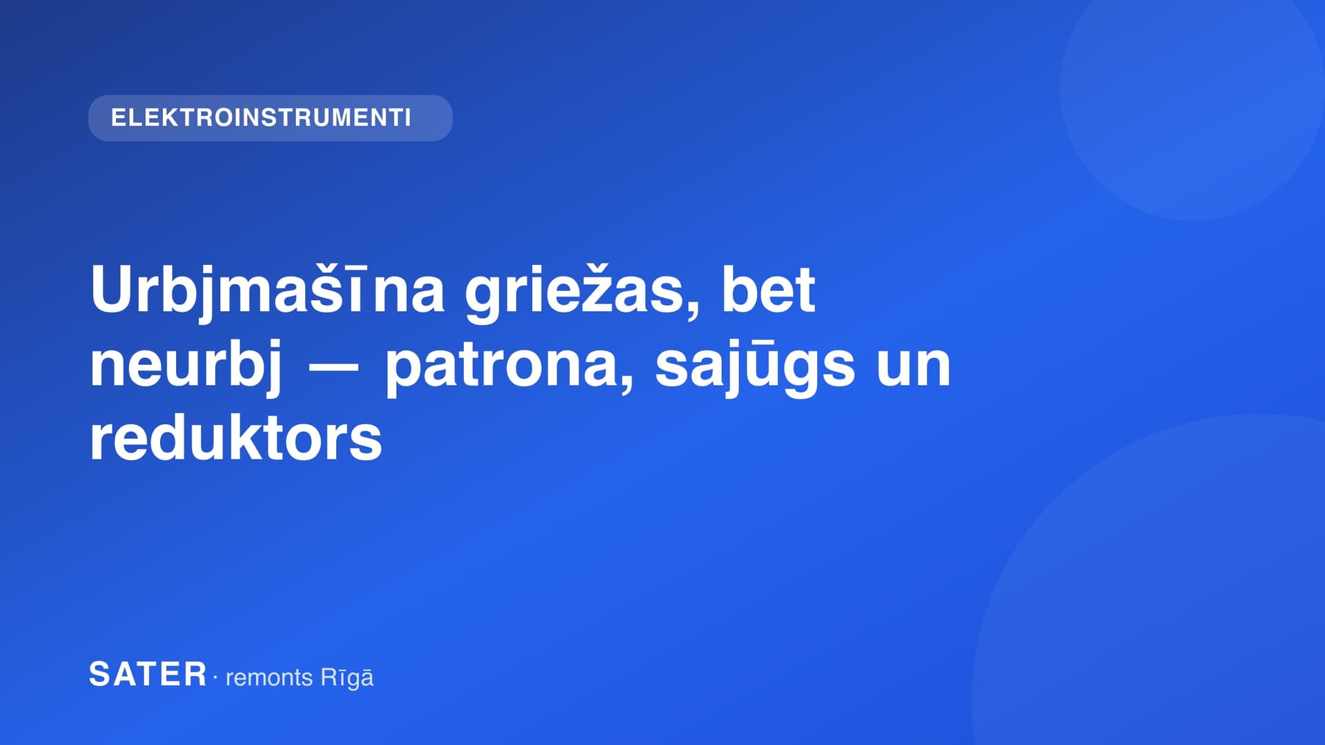 Akumulatora urbjmašīna ar patronu un sajūga gredzenu uz darbgalda