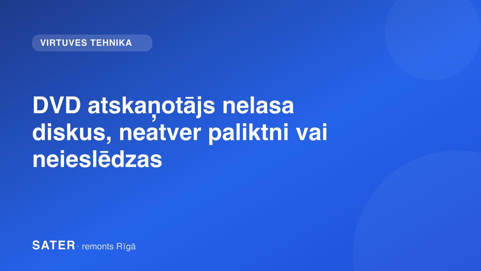 DVD atskaņotājs ar atvērtu disku paliktni uz darbgalda