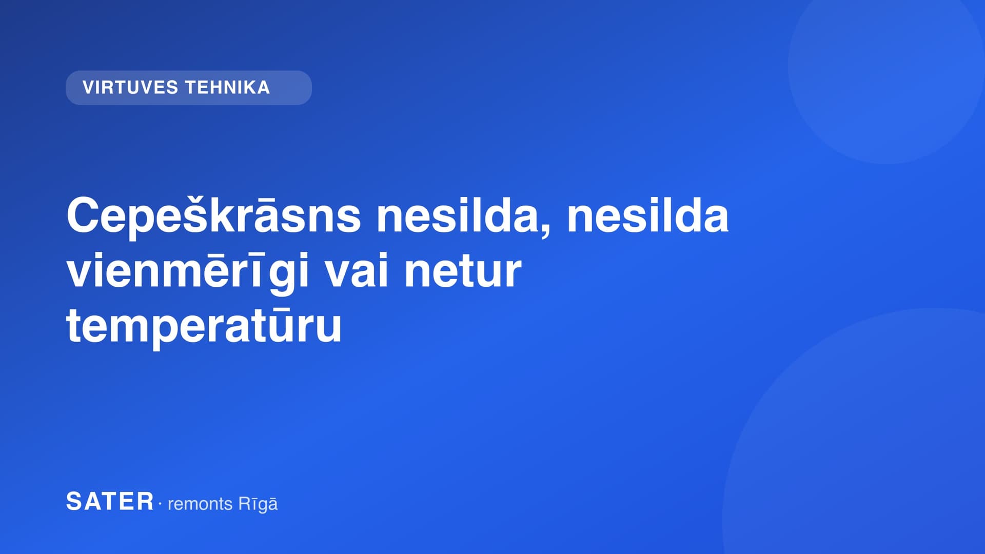 Iebūvēta elektriskā cepeškrāsns ar atvērtām durvīm virtuvē