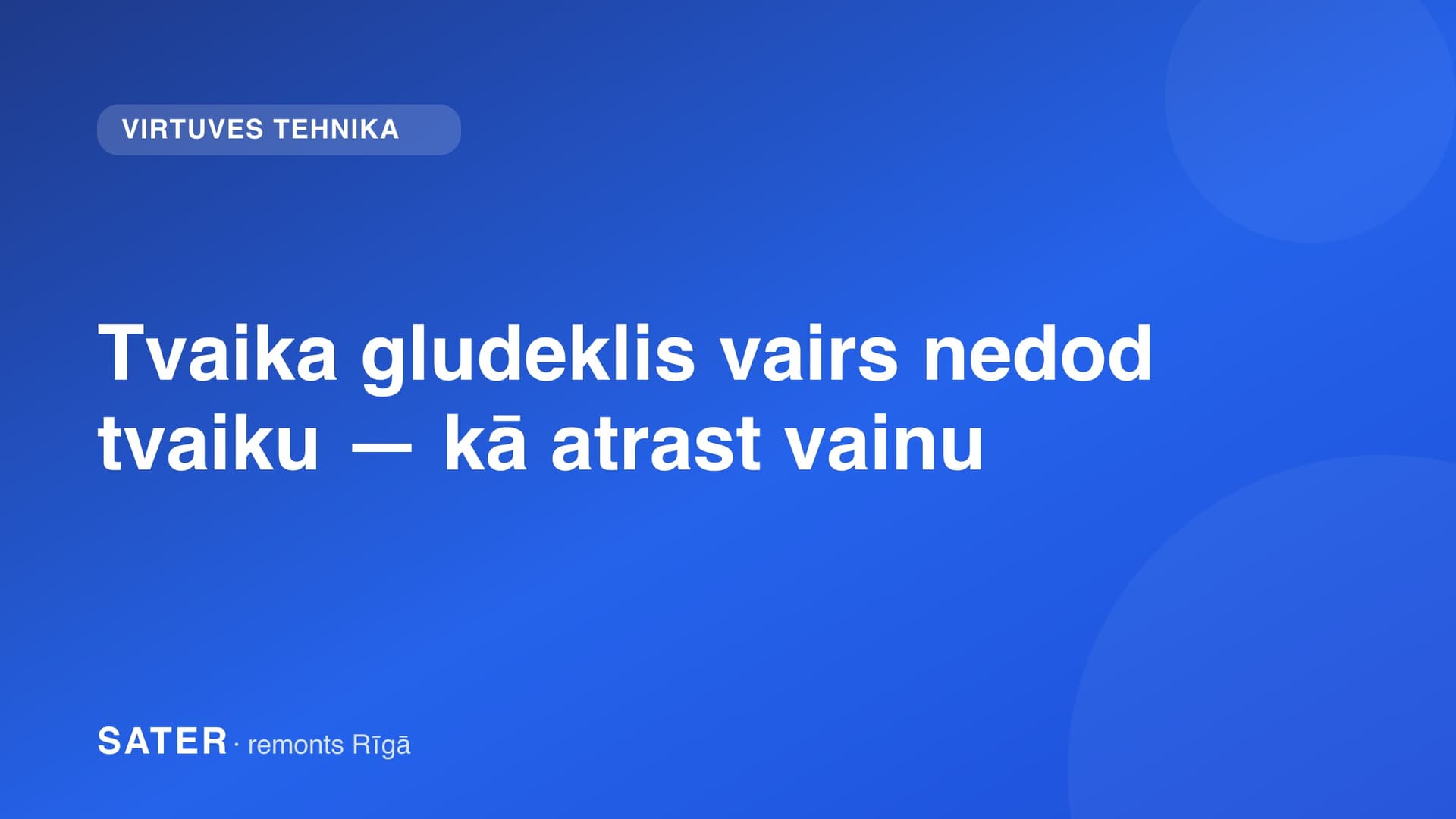 Rokas tvaika gludeklis ar tvaiku virs apģērba uz pakaramā