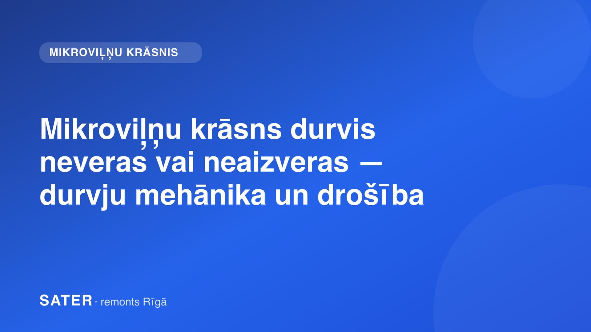 Mikroviļņu krāsns ar pusatvērtām durvīm uz virtuves letes
