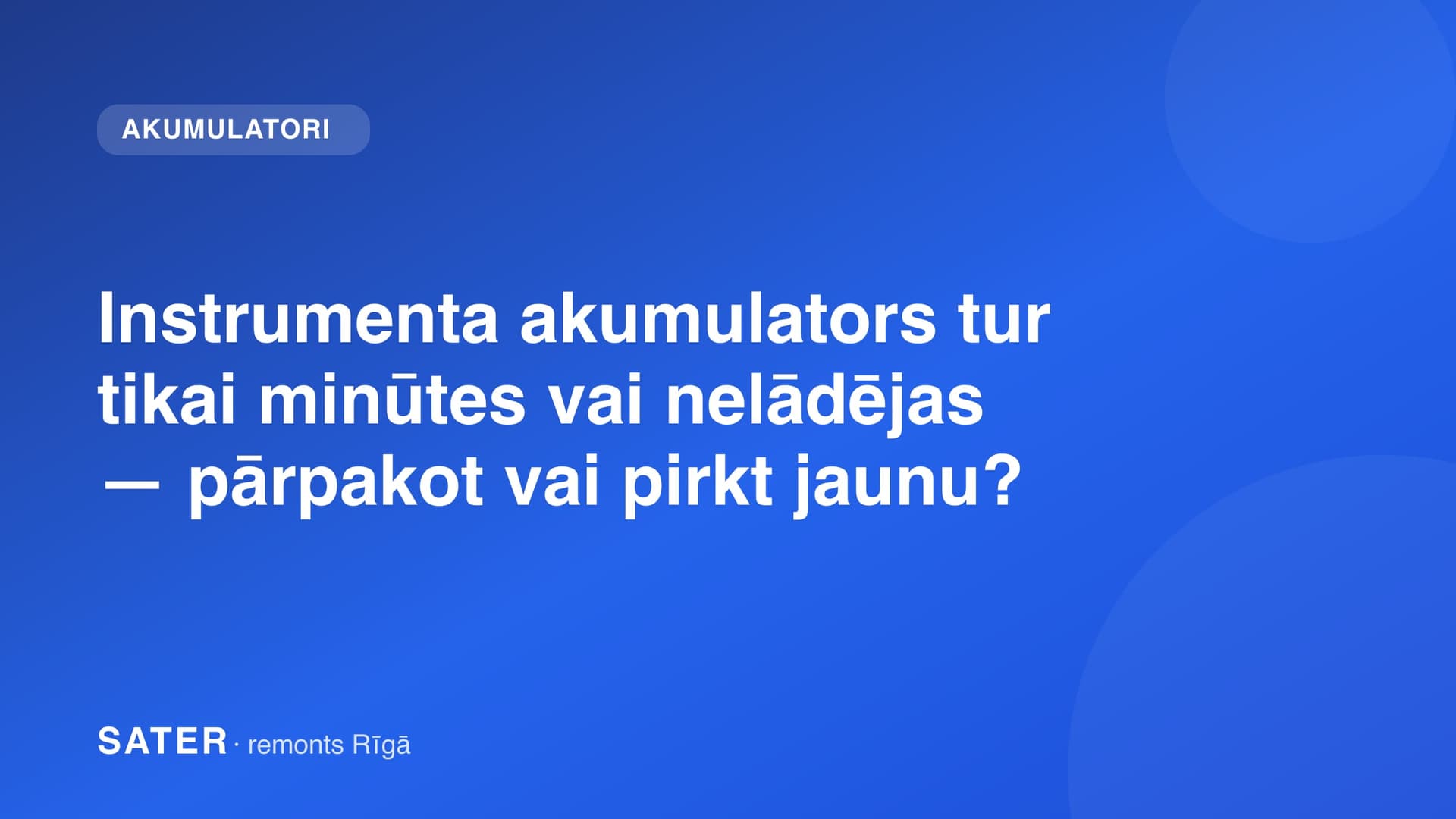 Atvērts elektroinstrumenta akumulatora bloks ar cilindriskiem litija jonu elementiem un BMS plati