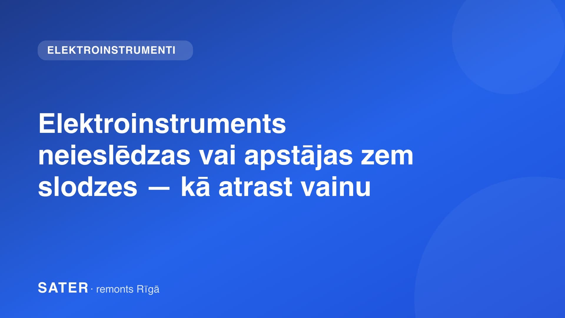 Izjaukts akumulatora skrūvgriezis uz darbgalda ar diagnostiku