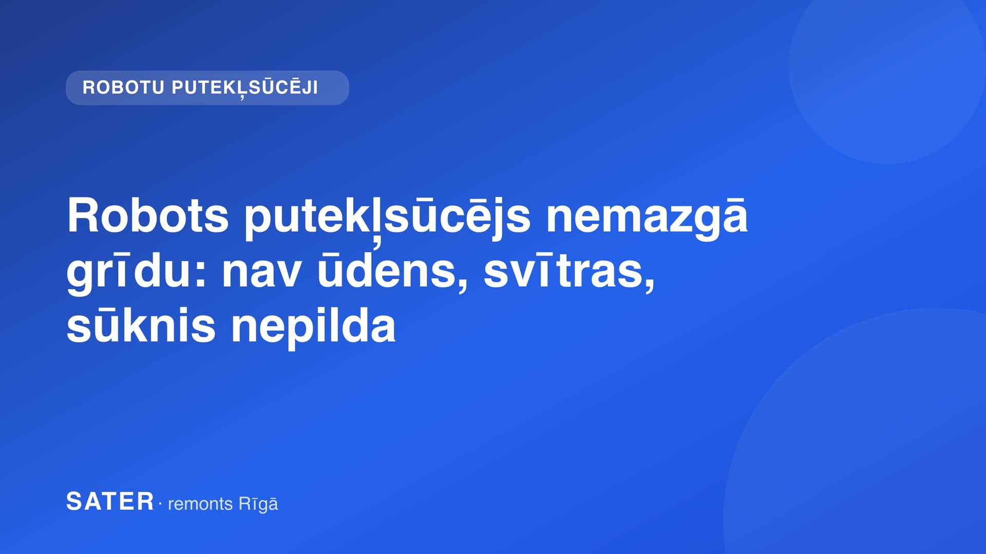Robots putekļsūcējs ar mitrās tīrīšanas lupatiņu uz grīdas Rīgas dzīvoklī