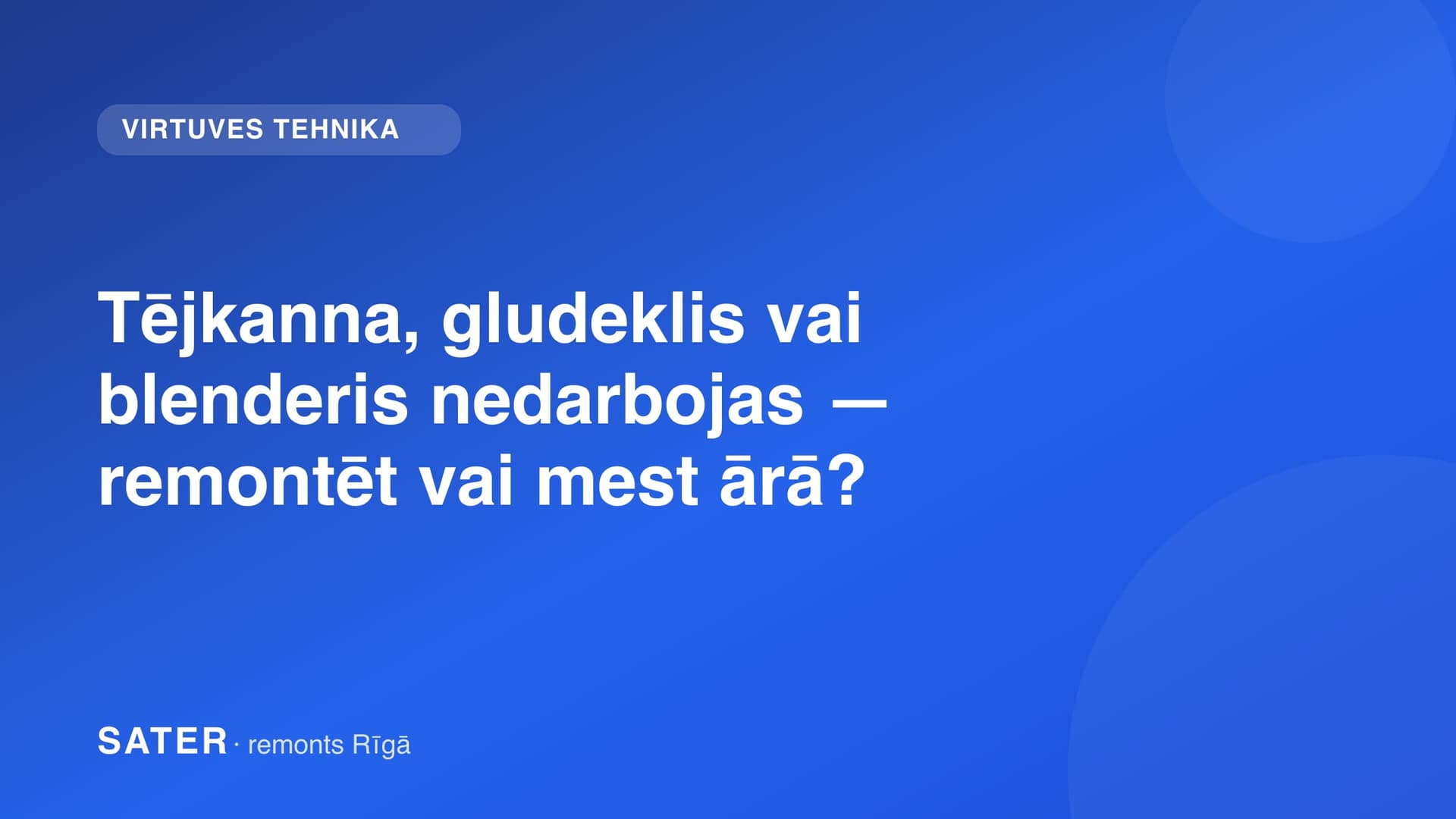 Mazā virtuves tehnika uz darbgalda — tējkanna, gludeklis un blenderis diagnostikai