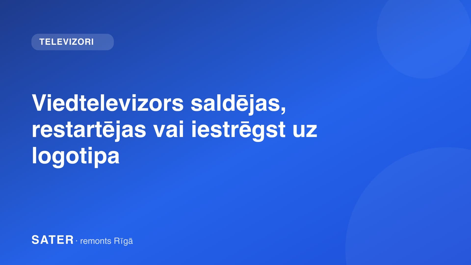 Viedtelevizors iestrēdzis uz zīmola logotipa ielādes ekrāna tumšā istabā