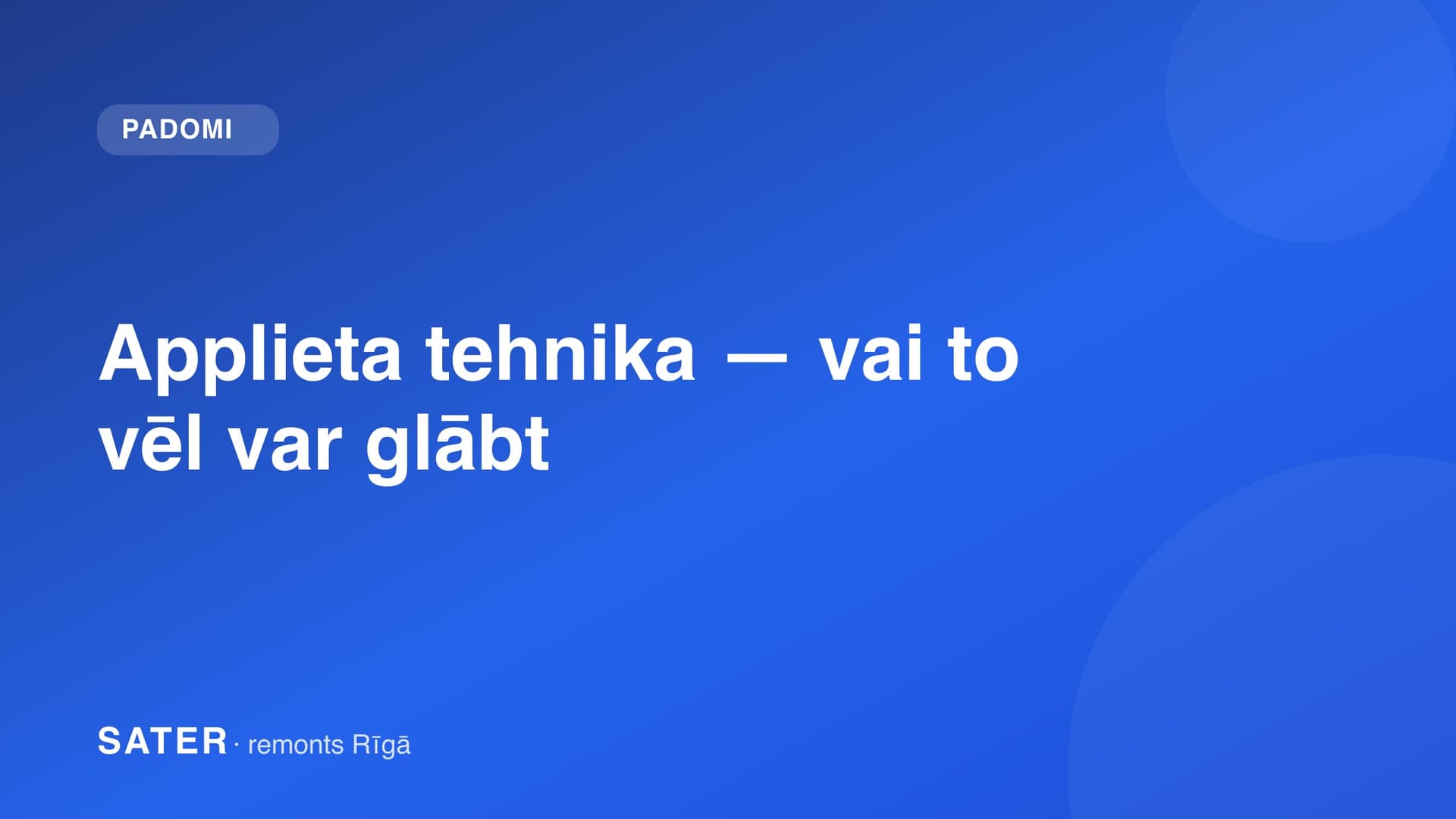 Applieta elektroniskā ierīce ar ūdens pilieniem uz korpusa